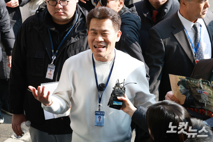 이재명 대통령과 김현지 청와대 제1부속실장에 대한 허위 사실을 유포한 혐의로 고발된 한국사 강사 출신 보수 유튜버 전한길 씨가 12일 오전 서울 동작경찰서에 피의자 신분으로 출석하고 있다. 류영주 기자