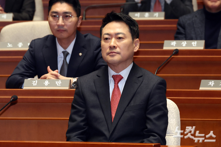 국민의힘 장동혁 대표가 24일 서울 여의도 국회에서 열린 당 의원총회에 참석하고 있다. 윤창원 기자