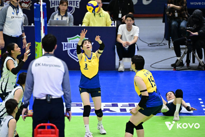 토스 올리는 김다인. 한국배구연맹