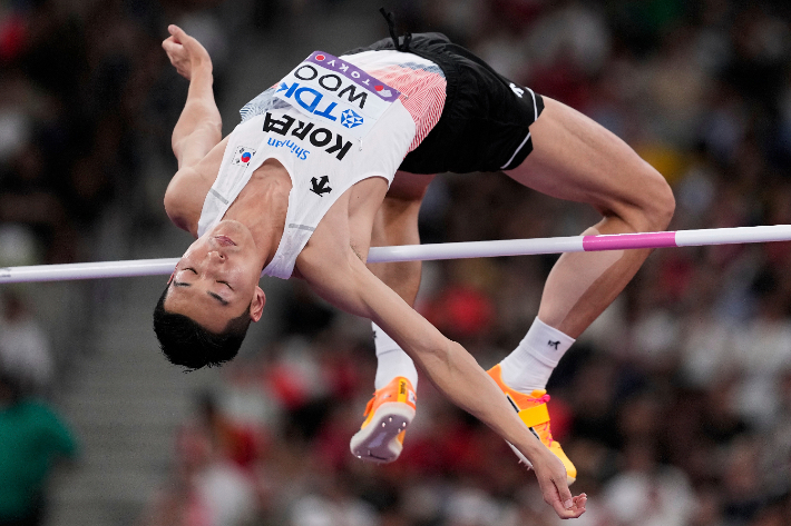 우상혁이 지난해 9월 14일 일본 도쿄에서 열린 2025 세계육상선수권 남자 높이뛰기 예선에서 바를 넘고 있다. 연합뉴스