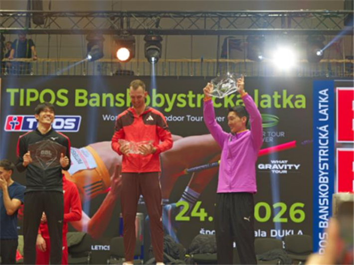 우상혁이 25일(한국시간) 슬로바키아 반스카비스트리차에서 열린 2026 세계육상연맹 인도어 투어 실버 반스카비스트리차 실내높이뛰기 대회에서 3위에 오른 뒤 트로피를 들고 활짝 웃고 있다. 대한육상연맹 제공