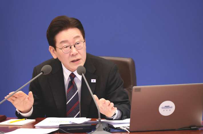 이재명 대통령이 24일 청와대에서 열린 국무회의에서 발언하고 있다. 연합뉴스