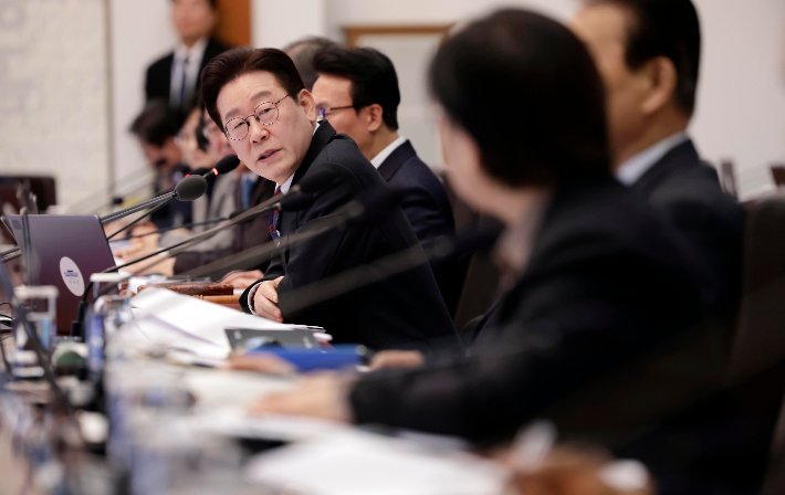 이재명 대통령이 24일 청와대에서 열린 국무회의에서 참석자 발언을 듣고 있다. 연합뉴스