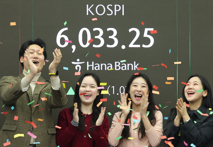 코스피가 장중 6000을 넘어선 가운데 25일 서울 중구 하나은행 본점 딜링룸에서 직원들이 기뻐하고 있다. 연합뉴스