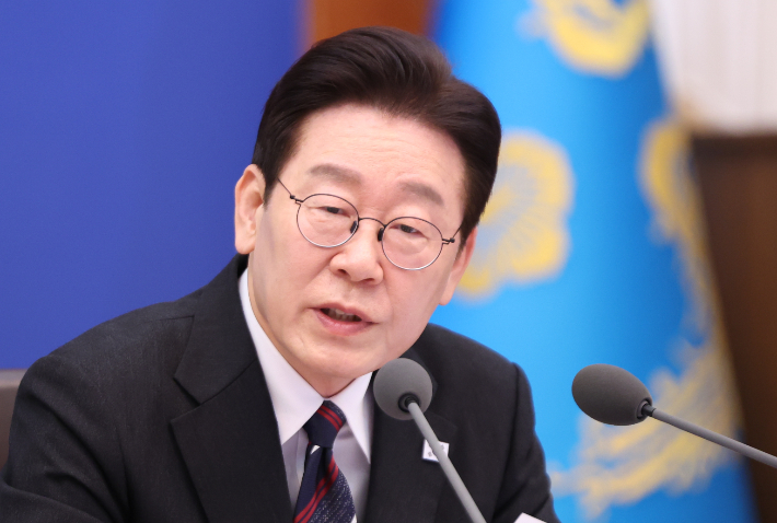 이재명 대통령이 24일 청와대에서 열린 국무회의에서 발언하고 있다. 연합뉴스