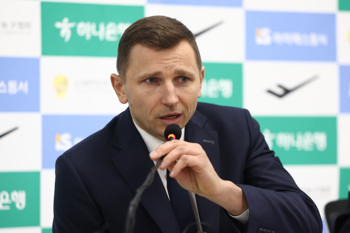 명단 발표하는 니콜라스 마줄스 감독. 연합뉴스