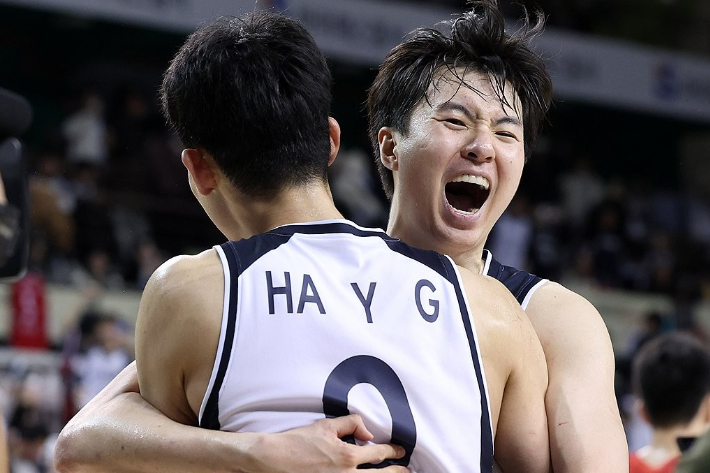 2027 국제농구연맹(FIBA) 월드컵 아시아 예선 1라운드 B조 2차전 한국과 중국의 경기. 한국 이현중이 승리를 확정 지은 뒤 환호하고 있다. 연합뉴스