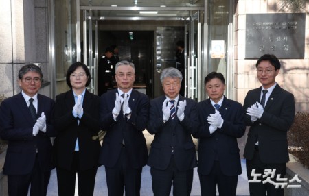 3대 특검(내란·김건희·순직해병)의 남은 의혹을 수사하는 2차 종합 특검팀(특별검사 권창영)이 25일 오전 경기 과천 특검 사무실에서 현판식을 열고 공식 출범하고 있다.