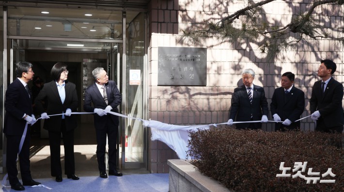 3대 특검(내란·김건희·순직해병)의 남은 의혹을 수사하는 2차 종합 특검팀(특별검사 권창영)이 25일 오전 경기 과천 특검 사무실에서 현판식을 열고 공식 출범하고 있다.