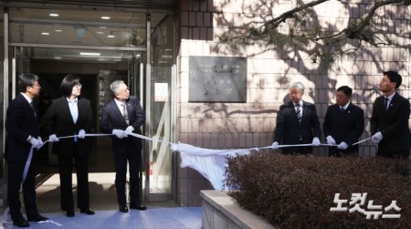 3대 특검(내란·김건희·순직해병)의 남은 의혹을 수사하는 2차 종합 특검팀(특별검사 권창영)이 25일 오전 경기 과천 특검 사무실에서 현판식을 열고 공식 출범하고 있다.