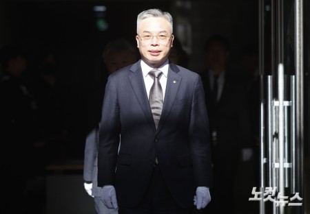 권창영 2차 종합특검팀 특별검사 25일 오전 경기 과천 특검 사무실에서 3대 특검(내란·김건희·순직해병)의 남은 의혹을 수사하는 2차 종합 특검팀 현판식을 갖기 위해 나서고 있다.