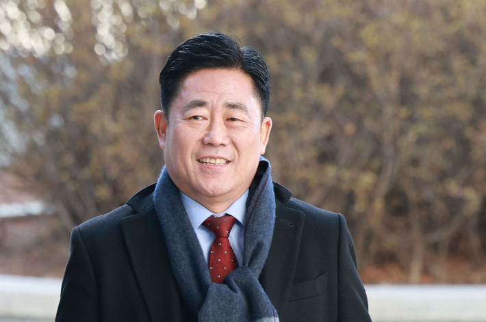 통일교 금품 수수 의혹을 받는 김규환 전 미래통합당 의원이 25일 서울 서초구 서울고등검찰청에 마련된 정교유착 검경 합동수사본부에 출석하고 있다. 연합뉴스