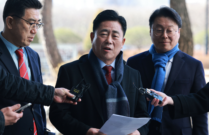 통일교 금품 수수 의혹을 받는 김규환 전 미래통합당 의원이 25일 서울 서초구 서울고등검찰청에 마련된 정교유착 검경 합동수사본부에 출석하며 입장을 밝히고 있다. 연합뉴스