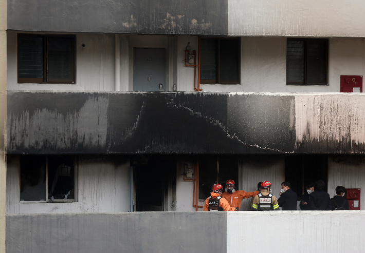 24일 오전 6시 18분께 서울 강남구 대치동 은마아파트에서 발생한 화재로 1명이 숨지고 같은 집에 있던 2명이 얼굴에 화상을 입고 연기를 마시는 등 부상을 입고 구조됐다. 연합뉴스