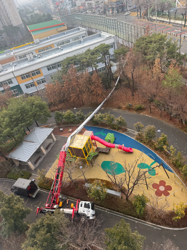 25일 오전 9시쯤 광주 서구 화정동 한 아파트 단지에서 작업 중이던 이사업체 사다리차가 왼쪽으로 넘어진 모습. 독자 제공