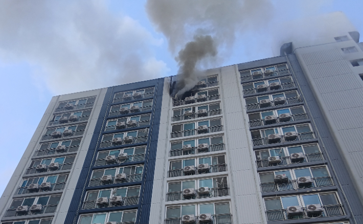 화재가 난 아파트의 모습. 전북소방본부 제공