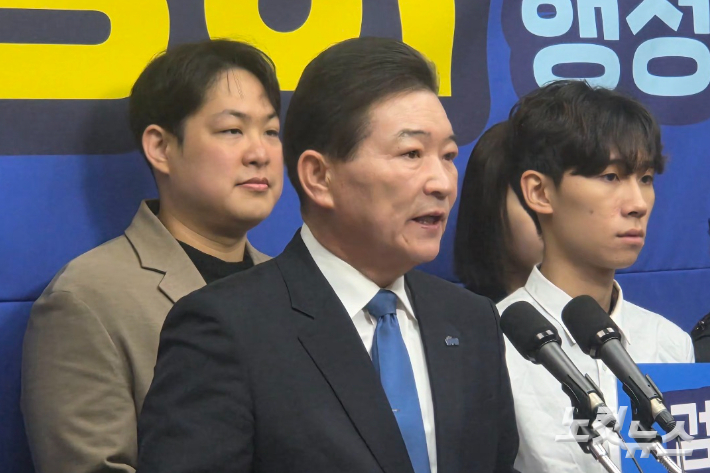 김병이 임실군체육회장이 25일 전북도의회에서 기자회견을 열어 임실군수 출마를 선언하고 있다. 최명국 기자