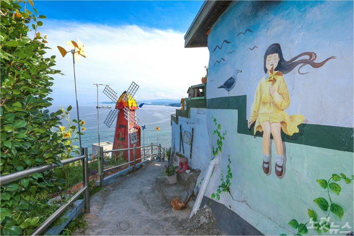 묵호 논골담길. 동해시 제공