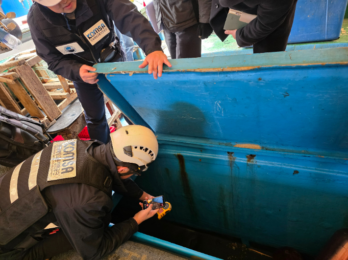 어선 현장을 점검하는 제주사고조사센터 관계자. 한국해양교통안전공단 제공