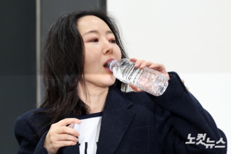 물 마시는 민희진