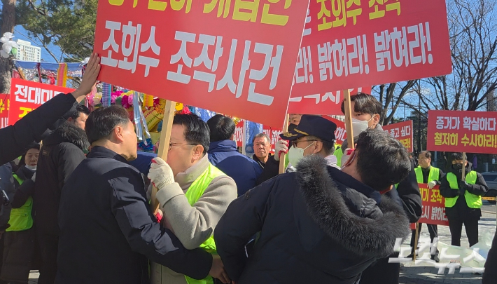 대전 중앙로 지하상가 상인들이 경찰과 대치하고 있다. 박우경 기자