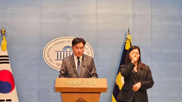 더불어민주당 정준호 국회의원은 25일 국회 소통관에서 기자회견을 열고 전남·광주 통합특별법 통과를 전제로 향후 4년간 총 30조원 규모의 국가 지원 확대를 공식 제안했다. 정준호 의원실 제공