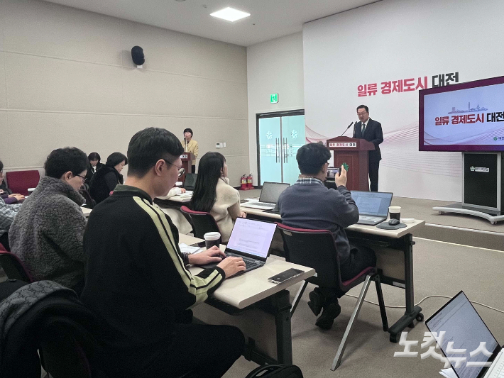 이장우 대전시장이 25일 대전시청 기자실에서 행정통합법안 보류와 관련한 입장을 밝히고 있다. 정세영 기자