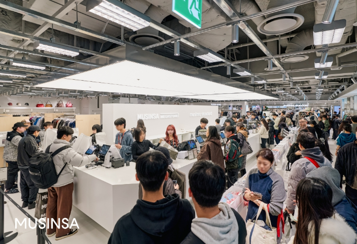 무신사 메가스토어 용산에서 쇼핑 중인 고객들 모습. 무신사 제공