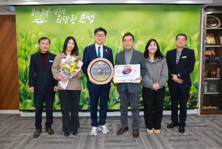 김철우(왼쪽에서 세번째) 보성군수와 채희설(왼쪽에서 네번째) 서편제보성소리축제추진위원장이 기념촬영을 하고 있다. 보성군 제공