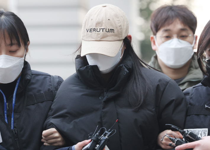 서울 강북구 수유동 모텔에서 남성 2명을 숨지게 한 혐의를 받는 20대 여성 A씨. 연합뉴스