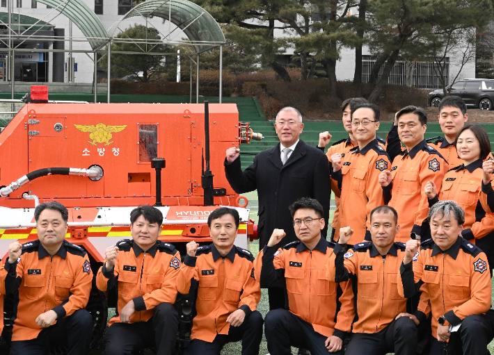 (두번째 줄 왼쪽 첫번째) 현대차그룹 정의선 회장이 기증 행사에 참석한 소방관들과 기념 촬영을 하고 있는 모습. 현대차그룹 제공