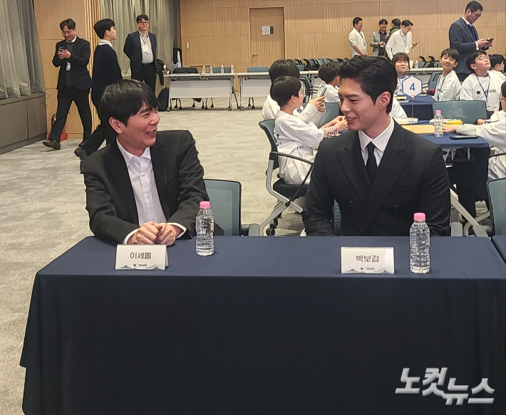 박보검(사진 오른쪽)과 이세돌. 동규기자