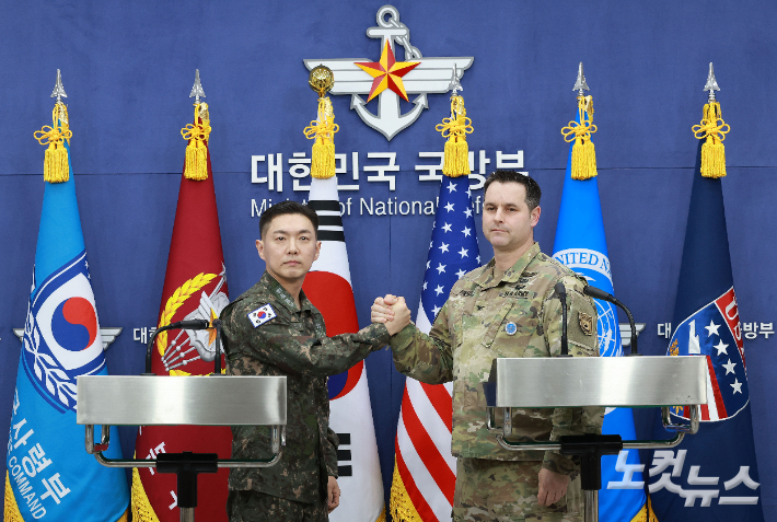 장도영 합동참모본부 공보실장과 라이언 도날드 주한미군사 공보실장이 25일 오후 서울 용산구 국방부에서 2026 자유의방패(FS) 연습 계획을 발표한 후 손을 맞잡고 있다. 류영주 기자