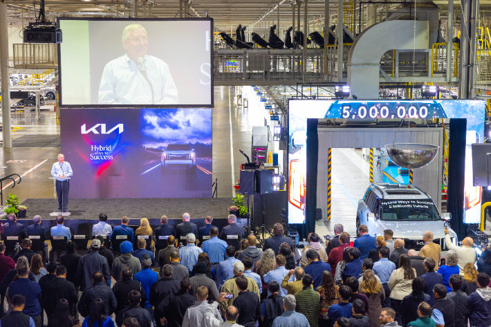 기아 조지아(Kia Georgia)가 2027년형 기아 텔루라이드 HEV 출시와 공장 누적 생산 500만 대 달성을 기념하고 있다. 기아 제공