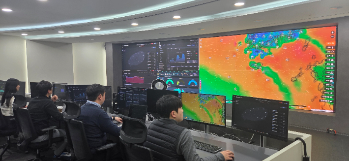 LS일렉트릭 관계자들이 안양 R&D센터에 위치한 관제센터에서 재생에너지 발전량 예측 결과를 확인하고 있다. LS일렉트릭 제공