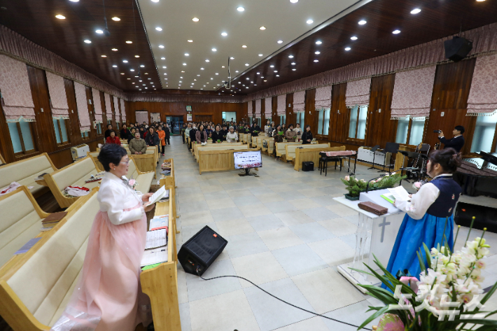 여전도회연합회 회원들이 제51회 정기총회에서 여전도회가를 제창하며 사명을 되새기고 있다. 최화랑 기자