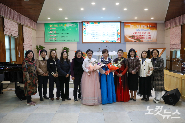 새롭게 선출된 북전주노회 여전도회연합회 신구 임원들이 기념 촬영을 하고 있다. 최화랑 기자