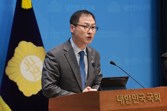 더불어민주당 김상욱 의원이 25일 국회 소통관에서 울산시장 출마를 선언하고 있다. 연합뉴스