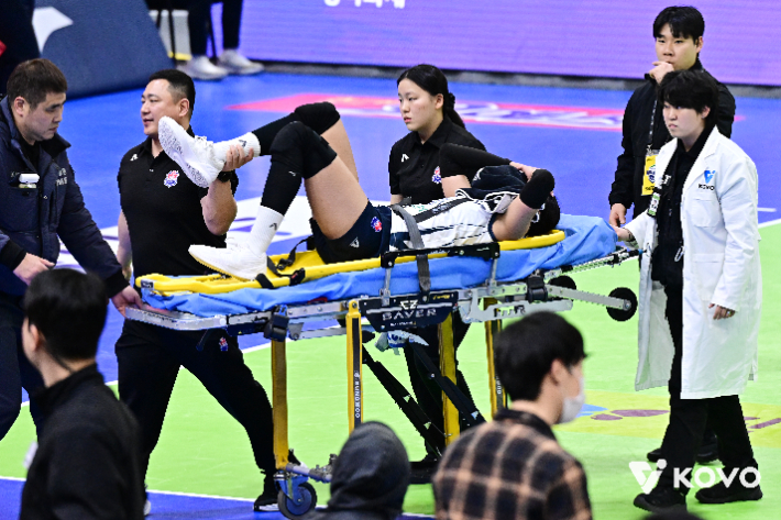 도로공사 타나차 부상. 한국배구연맹