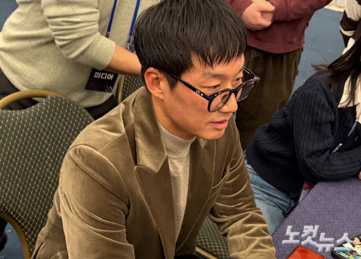 취재진과 인터뷰하는 이정효 감독. 김조휘 기자