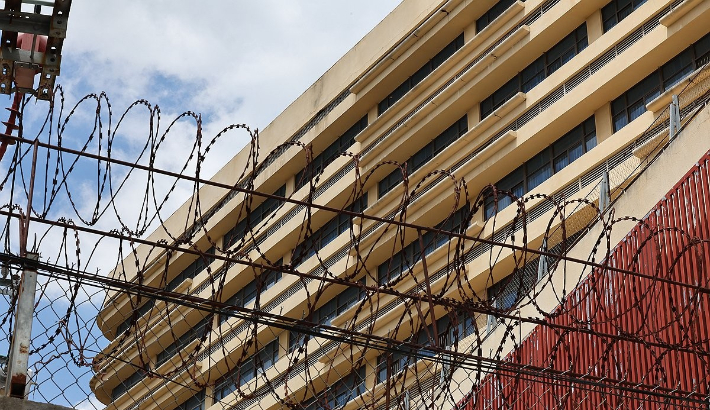 캄보디아에서 한국인 납치, 감금이 잇따라 발생하고 있는 가운데 16일(현지시간) 캄보디아 프놈펜 인근 범죄단지로 알려진 '망고단지' 외벽에 철조망이 깔려있다. 연합뉴스