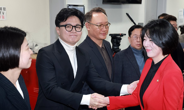 국민의힘 배현진 의원이 13일 국회 소통관에서 당 중앙윤리위원회가 본인에 대해 당원권 정지 1년 처분을 내린 것과 관련해 기자회견하기 앞서 한동훈 전 대표와 인사하고 있다. 연합뉴스