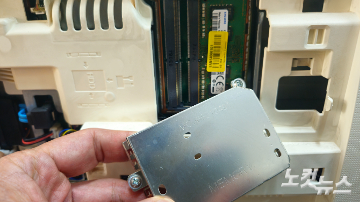 전국신천지피해자연대(대표 신강식)가 신천지 빌립지파가 사용하던 PC를 입수해 삭제 된 하드디스크 일부를 복원하는데 성공했다. 복원한 데이터는 15기가 분량으로 신천지 비밀 업무 등이 담겨있다. SSD 저장장치는 민간 기술로는 복원이 어려워 수사 당국에서 복원해 주기를 원하고 있다. 전피연 김모 집사가 하드디스크와 내장 SSD 저장장치를 보여주고 있다. 송주열 기자