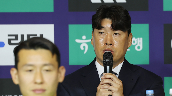 광주FC 이정규 감독이 25일 서울 서대문구 스위스 그랜드호텔 컨벤션센터에서 열린 '하나은행 K리그 2026 개막 미디어데이'에서 출사표를 밝히고 있다. 연합뉴스