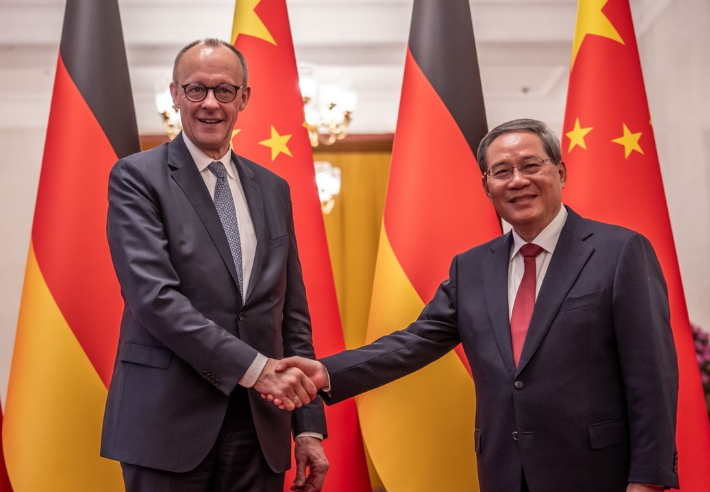 프리드리히 메르츠(사진 왼쪽) 독일 총리와 리창 중국 총리가 25일 베이징 인민대회당에서 회담하기에 앞서 악수하고 있다. 연합뉴스