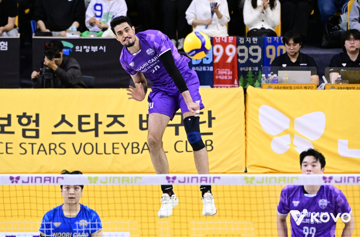 프로배구 5라운드 최우수 선수에 오른 우리카드 아라우조의 서브 모습. 한국배구연맹  