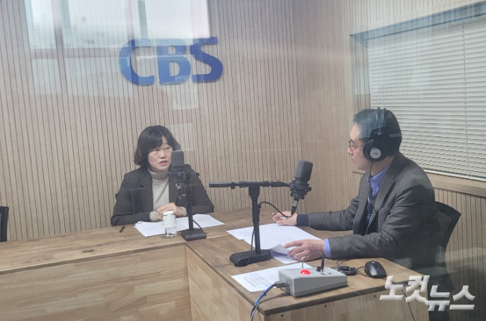 왼쪽부터 용미숙 충북도 농정국장, 김종현 앵커. 충북CBS