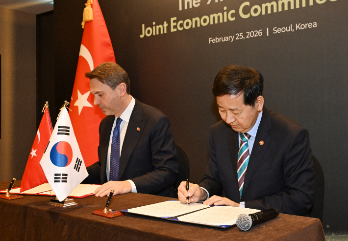 구윤철(오른쪽) 부총리 겸 재정경제부 장관이 25일 서울 중구 더 플라자 호텔에서 열린 '제9차 한-튀르키예 경제공동위'에서 알파슬란 바이락타르 튀르키예 에너지천연자원부장관과 합의의사록에 서명하고 있다. 재정경제부 제공