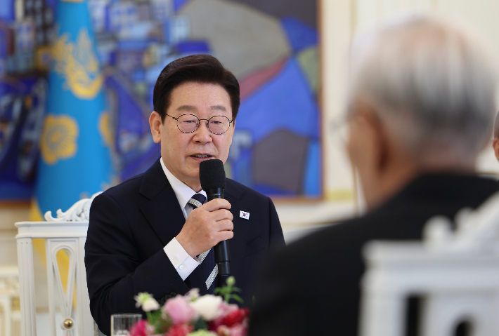 이재명 대통령이 25일 청와대에서 열린 더불어민주당 상임고문단 오찬 간담회에서 발언하고 있다. 연합뉴스