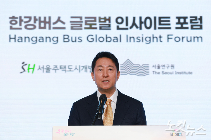 오세훈 서울시장이 24일 오전 서울 마포구 호텔나루 서울 엠갤러리에서 열린 한강버스 글로벌 인사이트 포럼에서 인사말을 하고 있다. 류영주 기자